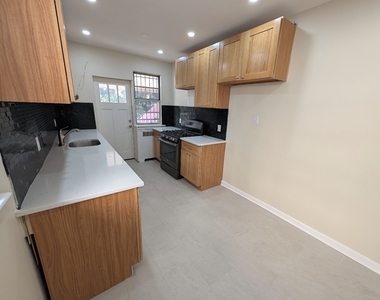 3008 Roberts Avenue - Photo Thumbnail 7