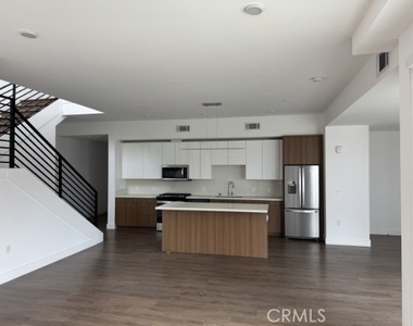 709 E. Walnut Street - Photo Thumbnail 9