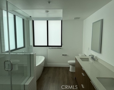 709 E. Walnut Street - Photo Thumbnail 3