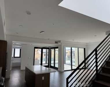 709 E. Walnut Street - Photo Thumbnail 1