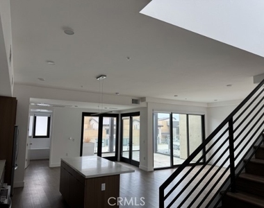 709 E. Walnut Street - Photo Thumbnail 8