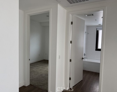 709 E. Walnut Street - Photo Thumbnail 7
