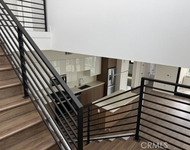 709 E. Walnut Street - Photo Thumbnail 15