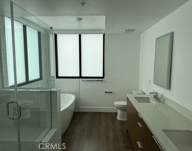 709 E. Walnut Street - Photo Thumbnail 12