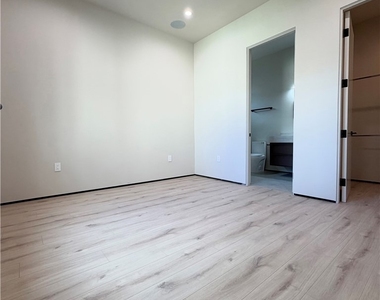 13720 Collins - Photo Thumbnail 9
