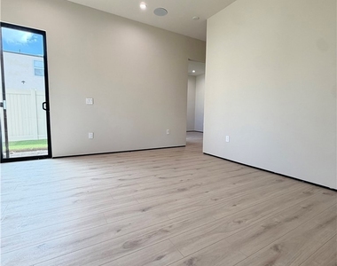 13720 Collins - Photo Thumbnail 8