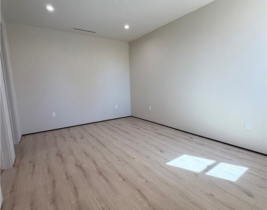 5656 Mammoth Ave - Photo Thumbnail 10