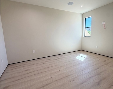 5656 Mammoth Ave - Photo Thumbnail 14