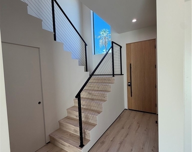 5656 Mammoth Ave - Photo Thumbnail 6