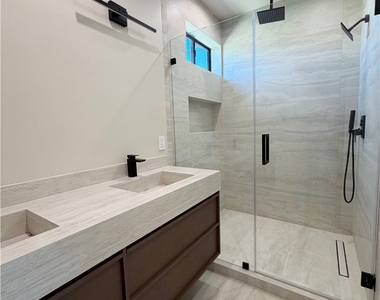 5656 Mammoth Ave - Photo Thumbnail 13