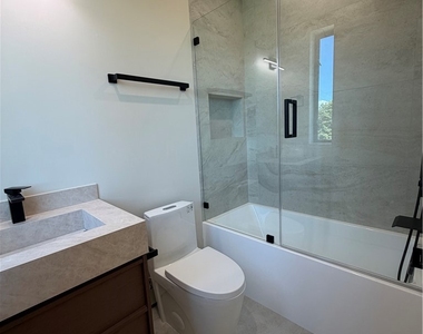 5656 Mammoth Ave - Photo Thumbnail 9