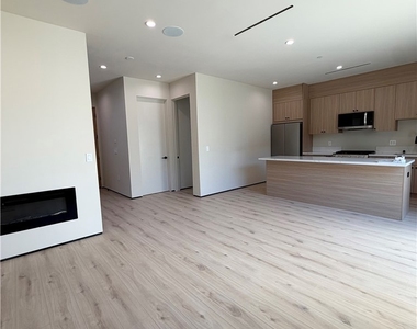 5656 Mammoth Ave - Photo Thumbnail 3