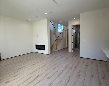 5656 Mammoth Ave - Photo Thumbnail 2