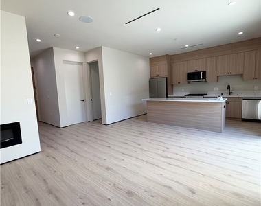 5656 Mammoth Ave - Photo Thumbnail 5
