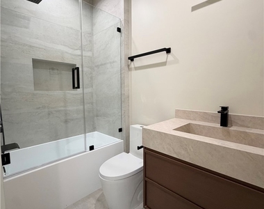 5656 Mammoth Ave - Photo Thumbnail 15