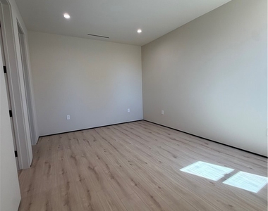 5656 Mammoth Ave - Photo Thumbnail 11