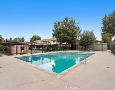 19024 Archwood Street - Photo Thumbnail 30