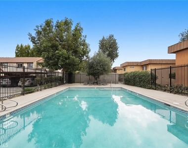 19024 Archwood Street - Photo Thumbnail 29