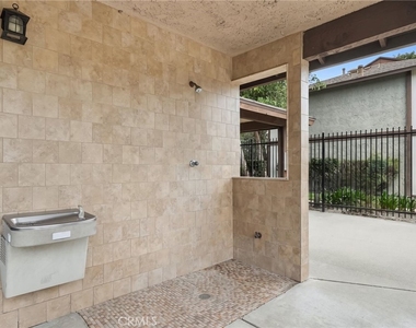 19024 Archwood Street - Photo Thumbnail 31