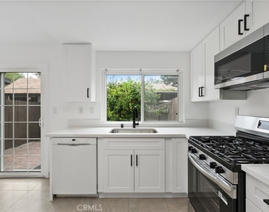 19024 Archwood Street - Photo Thumbnail 13