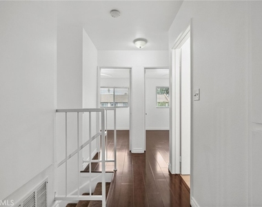 19024 Archwood Street - Photo Thumbnail 16