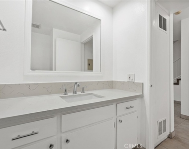 19024 Archwood Street - Photo Thumbnail 9