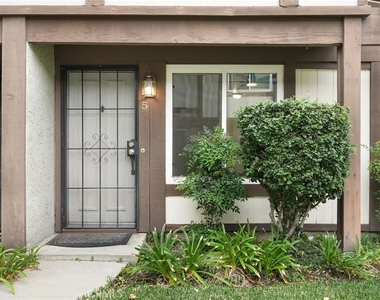 19024 Archwood Street - Photo Thumbnail 3