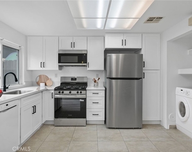 19024 Archwood Street - Photo Thumbnail 14