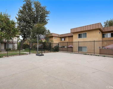 19024 Archwood Street - Photo Thumbnail 33