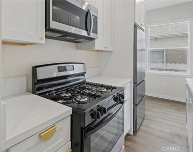 1829 E 4th St - Photo Thumbnail 4