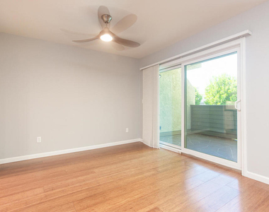 11818 Moorpark Street - Photo Thumbnail 7