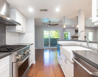 11818 Moorpark Street - Photo Thumbnail 13