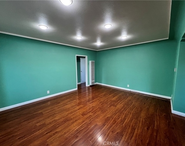 2205 W Victoria - Photo Thumbnail 4