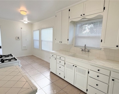 604 N Campus Avenue - Photo Thumbnail 6
