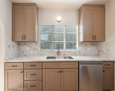 395 Adams Avenue - Photo Thumbnail 20