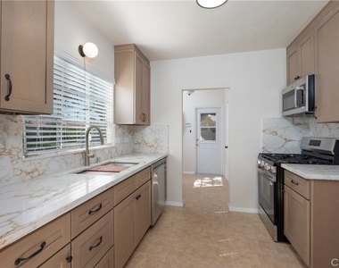395 Adams Avenue - Photo Thumbnail 22