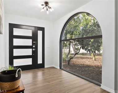 10000 Amestoy Avenue - Photo Thumbnail 3