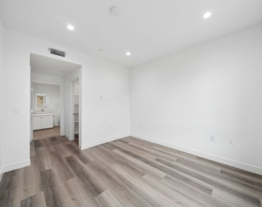 627 N Dillon Street - Photo Thumbnail 11