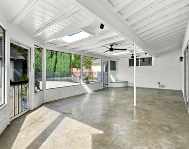 6107 Longridge Avenue - Photo Thumbnail 26