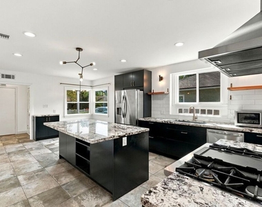 6107 Longridge Avenue - Photo Thumbnail 7