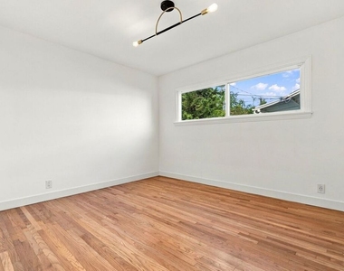 6107 Longridge Avenue - Photo Thumbnail 22