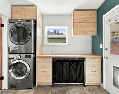 6107 Longridge Avenue - Photo Thumbnail 8