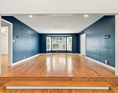 6107 Longridge Avenue - Photo Thumbnail 11