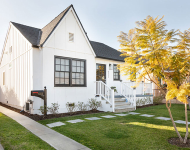 6111 S Harcourt Avenue - Photo Thumbnail 3