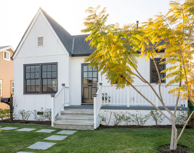 6111 S Harcourt Avenue - Photo Thumbnail 1