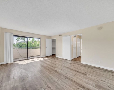 6212 Fulton Avenue - Photo Thumbnail 11