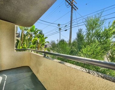 6212 Fulton Avenue - Photo Thumbnail 14