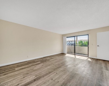 6212 Fulton Avenue - Photo Thumbnail 10