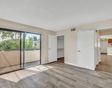6212 Fulton Avenue - Photo Thumbnail 12