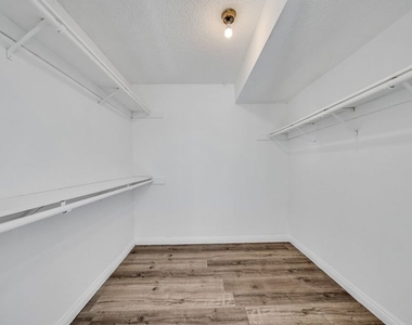 6212 Fulton Avenue - Photo Thumbnail 13